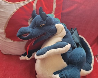 Marionetta drago amichevole di Folktails Folkmanies Inc. Produttori di marionette folk pelose Drago verde di grandi dimensioni Giocattolo fatto a mano cucito a mano USA