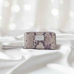 マイケルコース グレー パイソン スネークスキン エンボスレザー ジップアラウンド アコーディオンスタイル ウォレット リストレット シルバートーン ハードウェア 新品 カード付き