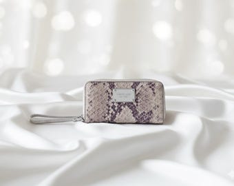 Portafoglio da polso a fisarmonica con cerniera in pelle goffrata color pitone grigio di Michael Kors, finiture color argento, nuovo, con cartellino.