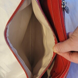 Valentina Rot Pebbled Leder Umhängetasche Clutch Silber Hardware Top Zip Made in Italy Neu Zustand Bild 13