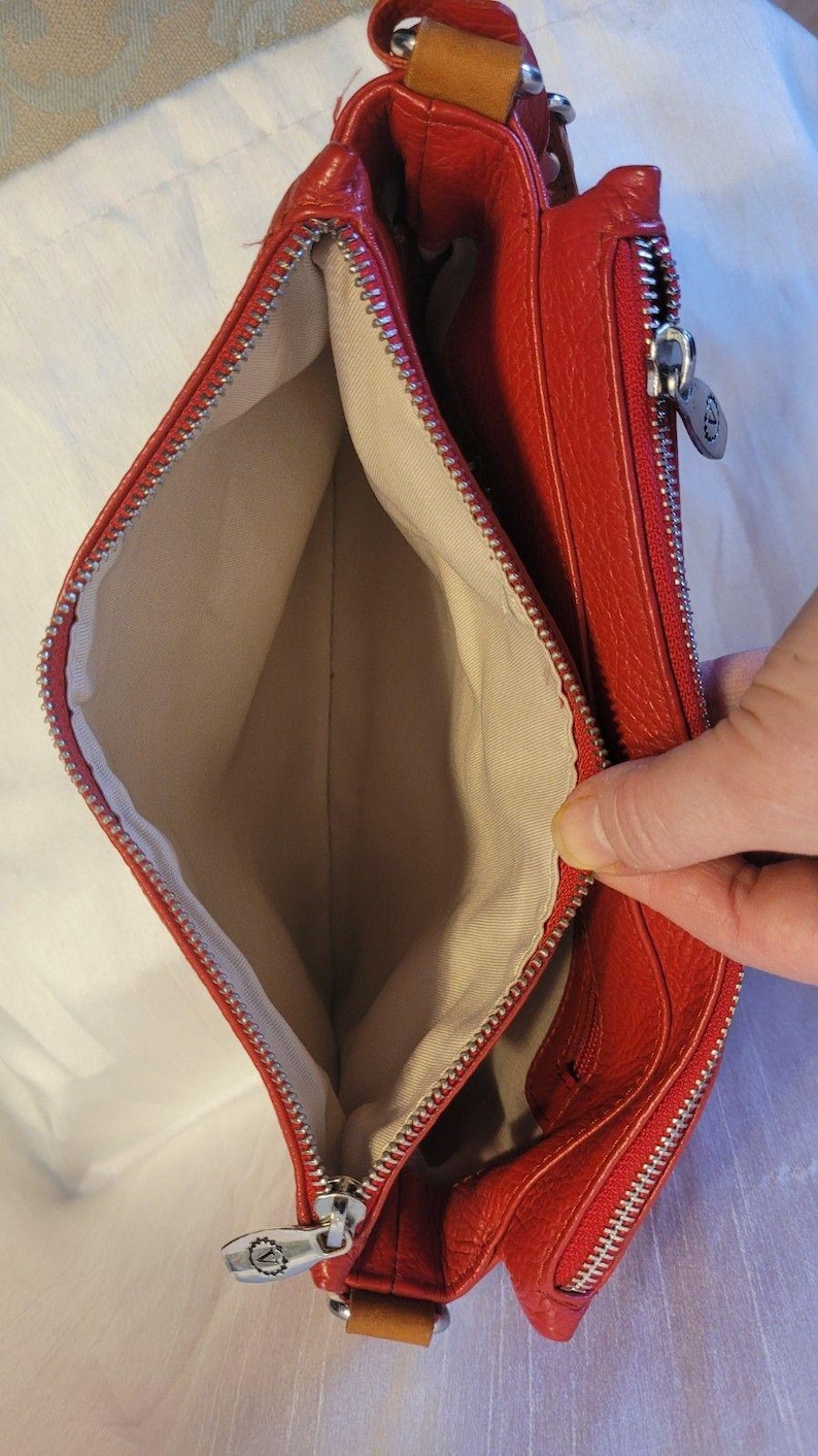 Valentina Rot Pebbled Leder Umhängetasche Clutch Silber Hardware Top Zip Made in Italy Neu Zustand Bild 13