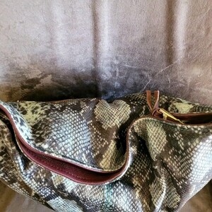Borsa a tracolla Aimee Kestenberg in pelle di pitone con stampa animalier in rilievo, chiusura superiore con cerniera, finiture placcate in oro immagine 5