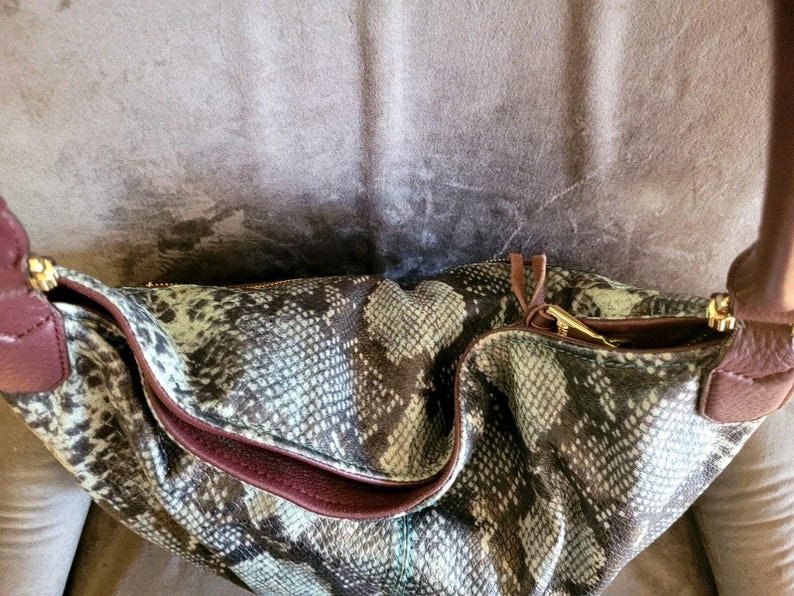 Borsa a tracolla Aimee Kestenberg in pelle di pitone con stampa animalier in rilievo, chiusura superiore con cerniera, finiture placcate in oro immagine 5