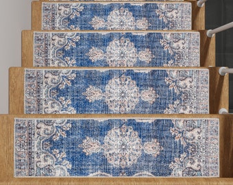 Puede incluir: Un juego de seis peldaños de escalera con estampado azul y blanco con un diseño floral. Los peldaños están hechos de un material suave y antideslizante y son perfectos para agregar un toque de estilo a cualquier escalera.