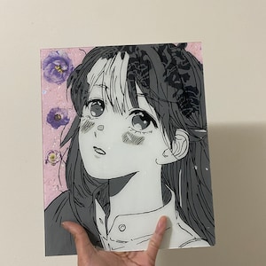 Puede incluir: Un dibujo en blanco y negro de una joven con el pelo largo, mirando hacia arriba y hacia la derecha. El fondo es rosa con flores moradas.