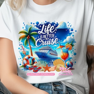 以下が含まれることがあります： クルーズ船、ヤシの木、カクテル、そして「Life is better on a cruise」というテキストが描かれたカラフルなグラフィックデザインの白いTシャツです。