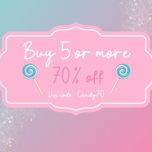 Pu&ograve; includere: Un cartello rosa e bianco con un bordo bianco e angoli arrotondati. Il cartello dice "Compra 5 o pi&ugrave; 70% di sconto" con due lecca-lecca a spirale blu e rosa su entrambi i lati del testo. Il testo "Usa il codice: Candy70" &egrave; sotto i lecca-lecca.