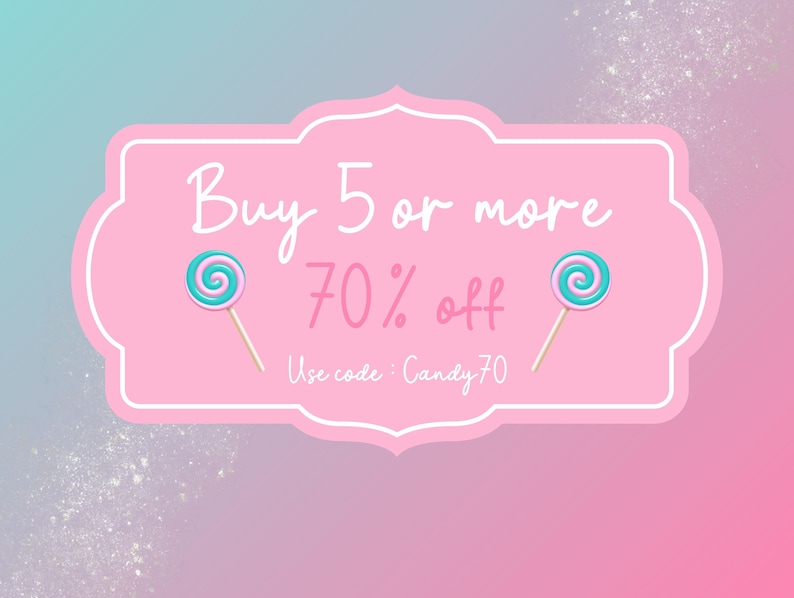 Pu&ograve; includere: Un cartello rosa e bianco con un bordo bianco e angoli arrotondati. Il cartello dice "Compra 5 o pi&ugrave; 70% di sconto" con due lecca-lecca a spirale blu e rosa su entrambi i lati del testo. Il testo "Usa il codice: Candy70" &egrave; sotto i lecca-lecca.