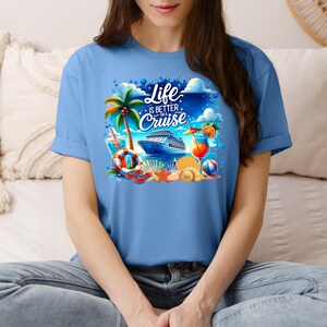 以下が含まれることがあります： クルーズ船、ヤシの木、そして「Life is better on a cruise」というテキストが描かれた青いTシャツです。