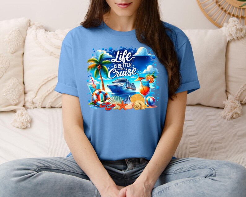以下が含まれることがあります： クルーズ船、ヤシの木、そして「Life is better on a cruise」というテキストが描かれた青いTシャツです。