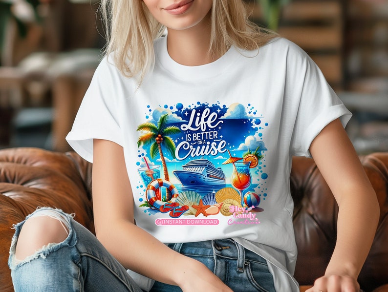 以下が含まれることがあります： クルーズ船、ヤシの木、カクテル、そして「Life is better on a cruise」というテキストが描かれたカラフルなグラフィックデザインの白いTシャツです。