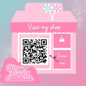Pu&ograve; includere: Una vetrina rosa a tema caramelle. La vetrina ha un cartello che dice "Visita il mio negozio". C'&egrave; un codice QR nella finestra con il testo "Scansionami" sotto. La vetrina &egrave; decorata con due bastoncini di zucchero e una nuvola con il testo "Hey Candy Creative".