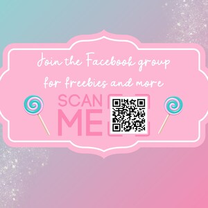 Pu&ograve; includere: Un cartello rosa e bianco con un bordo bianco, che presenta un codice QR e il testo "Unisciti al gruppo Facebook per ottenere omaggi e altro ancora SCAN ME". Due lecca-lecca rosa e blu sono su entrambi i lati del testo.