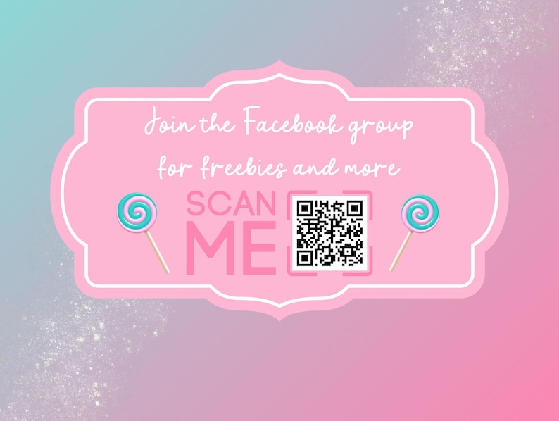 Pu&ograve; includere: Un cartello rosa e bianco con un bordo bianco, che presenta un codice QR e il testo "Unisciti al gruppo Facebook per ottenere omaggi e altro ancora SCAN ME". Due lecca-lecca rosa e blu sono su entrambi i lati del testo.