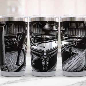 Puede incluir: Vaso aislado en blanco y negro con una ilustración detallada de una escena de billar. El diseño muestra a una persona jugando al billar, mesas de billar y un ambiente de bar. El vaso tiene un borde plateado y una base blanca.