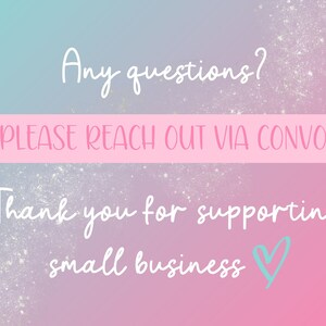 Pu&ograve; includere: Uno sfondo sfumato rosa e blu con testo bianco che recita "Any questions? PLEASE REACH OUT VIA CONVO Thank you for supporting small business." Un cuore blu chiaro &egrave; accanto al testo.