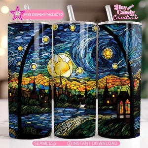 Peut inclure: Un gobelet en acier inoxydable avec un motif de vitrail coloré représentant une scène de nuit étoilée. Le motif comprend une grande lune jaune, des étoiles et un village. Le gobelet a une paille et le texte "Hey Candy Creative".