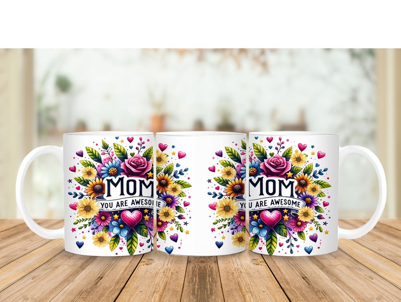 Pu&ograve; includere: Tre tazze in ceramica bianca con un design floreale e il testo "Mom You Are Awesome" in lettere colorate. Le tazze hanno un manico bianco e sono disposte in fila su una superficie di legno.
