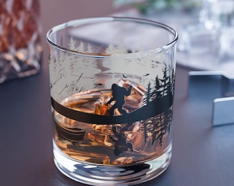 Vaso de whisky con diseño de pie grande y dedo medio, de 10 oz, personalizado, para whisky Sasquatch, regalo para exteriores, regalo de bourbon, regalo personalizado para campistas