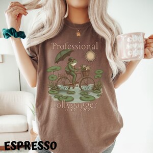 Professional Lollygagger, Born to Dilly Dally, Funny Vintage Frog Shirt Frog & Toad Comfort Colors Shirt Sarcastic Shirt Vintage Graphic Tee bild 8