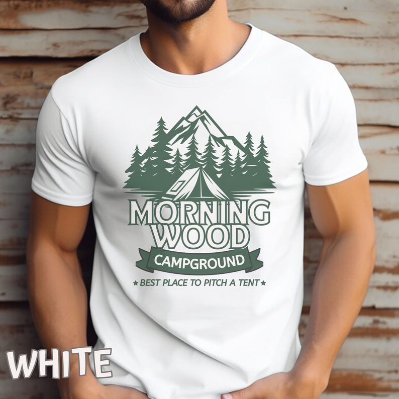 Puede incluir: Camiseta blanca con un gr&aacute;fico verde de una cordillera, &aacute;rboles, una tienda de campa&ntilde;a y el texto "Morning Wood Campground *Best Place to Pitch a Tent*"