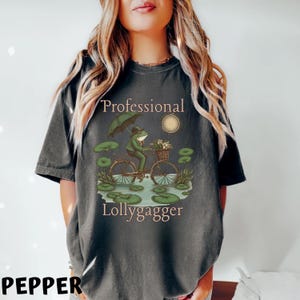 Professional Lollygagger, Born to Dilly Dally, Funny Vintage Frog Shirt Frog & Toad Comfort Colors Shirt Sarcastic Shirt Vintage Graphic Tee bild 9