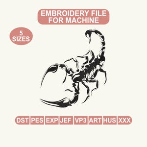 Może przedstawiać: Czarno-biały plik haftu skorpiona dla maszyny. Projekt zawiera tekst "Embroidery File For Machine" i "5 Sizes". Formaty plików to DST, PES, EXP, JEF, VP3, ART, HUS i XXX.