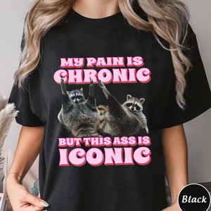 Camiseta "Mi dolor es crónico, pero este culo es icónico", divertida camiseta con meme de mapache, camiseta unisex de moda, regalo de camiseta único, "Este culo es icónico"