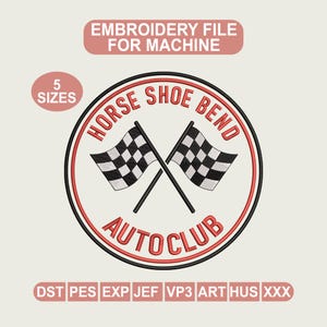Puede incluir: Un diseño de archivo de bordado con un emblema circular. El texto "HORSE SHOE BEND AUTOCLUB" es rojo, con dos banderas a cuadros cruzadas en el centro. El diseño incluye el texto "EMBROIDERY FILE FOR MACHINE" y "5 TAMAÑOS".
