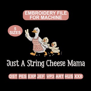 Op de afbeelding: Een borduurbestand voor een machine met een cartoon gans met een schort en het vasthouden van kaas, met twee eendjes. Tekst luidt "Just A String Cheese Mama" en "Embroidery File For Machine". Inclusief 5 maten.