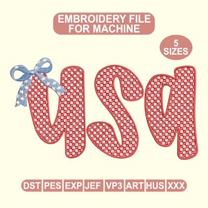 Op de afbeelding: Een borduurbestand voor machinaal gebruik, met het woord 'USA' in een rood-wit geblokt patroon. Een blauwe strik met witte sterren accentueert de 'U'. De afbeelding bevat tekst met 5 maten en bestandsformaten.