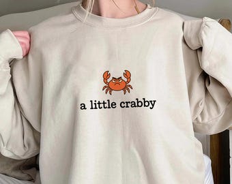 Una maglietta un po' granchietta, maglietta unisex di tendenza, regalo maglietta unico, felpa divertente con granchio, felpa con cappuccio con umore umoristico