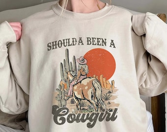 Shirt Shoulda Been A Cowgirl, trending T-shirt uniseks, uniek shirt cadeau, tshirt western cowgirl, rodeo shirts, rodeo country western shirts