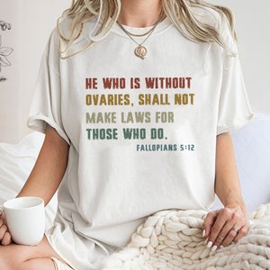 Celui qui est sans ovaires ne fera pas de lois pour ceux qui font la chemise, t-shirt unisexe tendance, cadeau chemise unique, sweat-shirt Fallopians 5:12 image 4