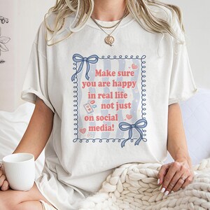Asegúrate de ser feliz en la vida real, no solo en las redes sociales (camiseta), sudadera con cita en escritura pastel de Coquette, sudadera con capucha de estética Soft Girl