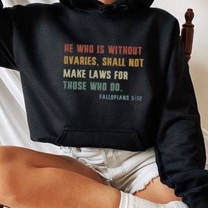 Celui qui est sans ovaires ne fera pas de lois pour ceux qui font la chemise, t-shirt unisexe tendance, cadeau chemise unique, sweat-shirt Fallopians 5:12 image 2