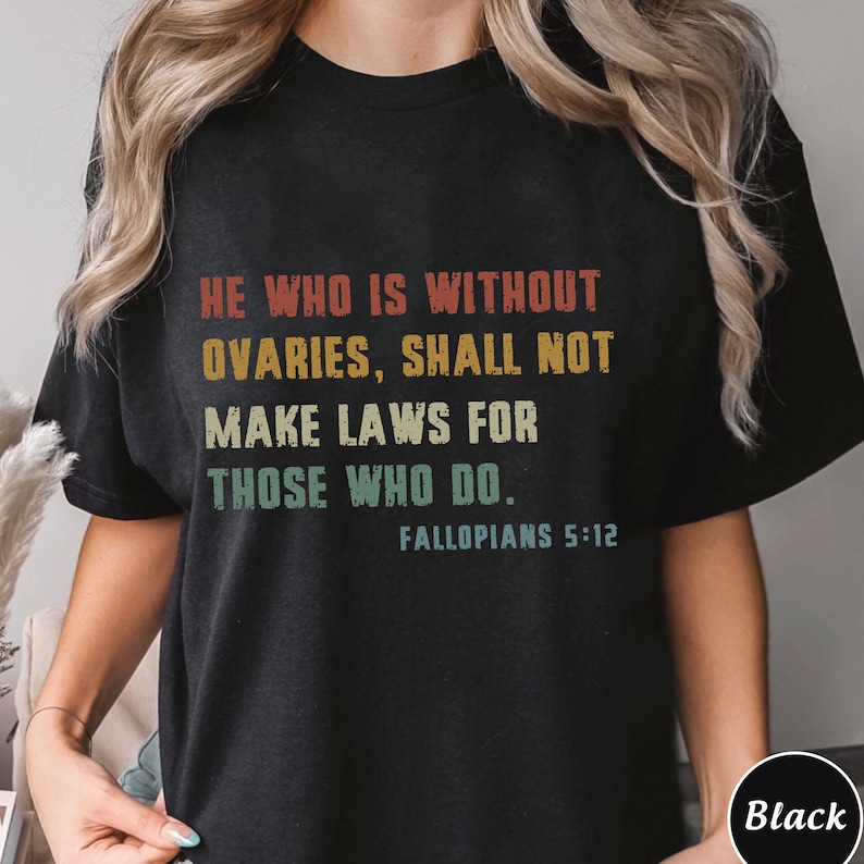 Celui qui est sans ovaires ne fera pas de lois pour ceux qui font la chemise, t-shirt unisexe tendance, cadeau chemise unique, sweat-shirt Fallopians 5:12 image 1