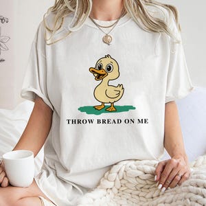 Kasta bröd på mig Gås Meme T-shirt, Trendig unisex t-shirt, Unik t-shirtgåva, Rolig anka tröja, Kasta bröd på mig Hoodie