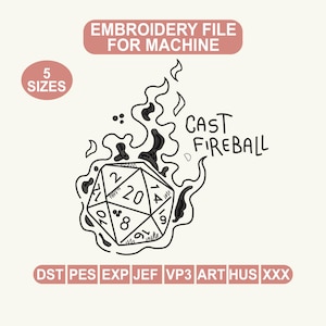 Pu&ograve; includere: Design di file di ricamo in bianco e nero con un dado a venti facce avvolto dalle fiamme, con la scritta "CAST FIREBALL". Il design include il testo "EMBROIDERY FILE FOR MACHINE" e "5 SIZES".