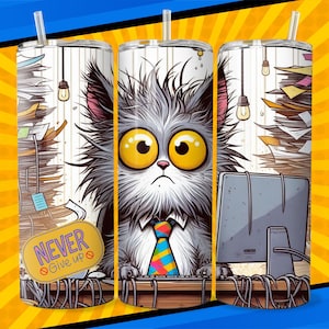 Puede incluir: Un vaso blanco con una ilustración de dibujos animados de un gato con corbata sentado en un escritorio con un ordenador, papeles y una bombilla. El texto "NEVER GIVE UP" está en un cartel en la imagen.