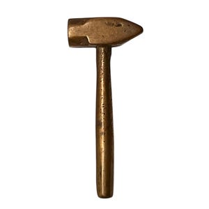 Vintage Bronze Vorschlaghammer Brosche: Handgegossener Schmiedeschmuck