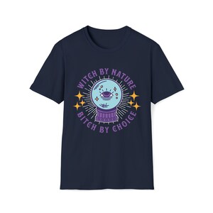 Camiseta Witch By Nature Bitch By Choice, regalo divertido para Wiccan, brujería, pagano, lector de cartas del tarot, bola de cristal