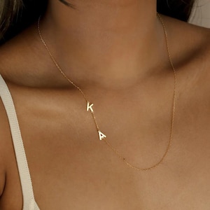 Collar con inicial personalizado y dos delicadas letras. Joyería fina con colgante minimalista, ideal para pareja o como regalo para tu mejor amiga.