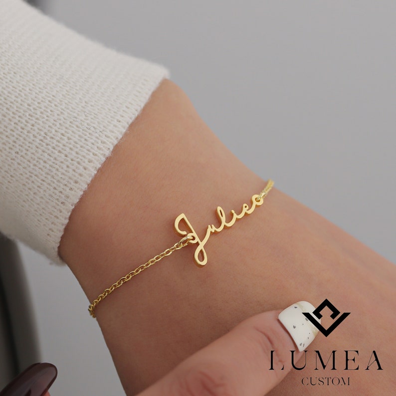 Bracelet personnalisé prénom en or 18 carats, bijoux personnalisé chaîne fine, pendentif minimaliste et délicat, cadeau nounou, cadeau femme image 1