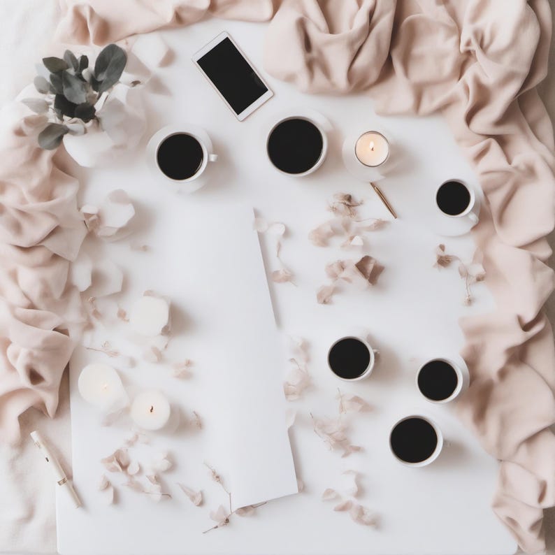 K&ouml;nnte beinhalten: Ein Flatlay mit sechs wei&szlig;en Kaffeetassen gef&uuml;llt mit schwarzem Kaffee, einem Smartphone, einer brennenden Kerze, einem Stift und verstreuten getrockneten Bl&uuml;tenbl&auml;ttern auf einer wei&szlig;en Fl&auml;che, umrahmt von weichem, drapiertem beigem Stoff.