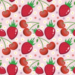 Könnte beinhalten: Ein sich wiederholendes Muster mit roten Erdbeeren und Kirschen mit grünen Stielen, durchsetzt mit weißen und lila gänseblümchenartigen Blumen, auf einem hellrosa Hintergrund. Das Design ist ein fröhlicher, sommerlicher Druck.