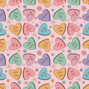 Könnte beinhalten: Ein sich wiederholendes Muster aus pastellfarbenen herzförmigen Bonbons mit Aufschriften wie "Love You" und "Be Mine" auf rosa Hintergrund. Kleine Blumen und Gänseblümchen sind im Design verstreut.