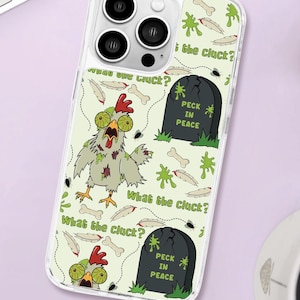 Könnte beinhalten: Transparente Handyhülle mit einem Cartoon-Hühner-Design, das einem Zombie ähnelt, umgeben von Knochen, Federn und Insekten. Mit den Sätzen "What the cluck?" und "Peck in Peace."