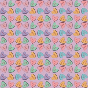 Könnte beinhalten: Ein sich wiederholendes Muster aus herzförmigen Süßigkeiten mit romantischen Botschaften wie "Be Mine" und "Forever" auf hellviolettem Hintergrund. Die Süßigkeiten sind in Rosa-, Grün-, Blau- und Gelbtönen gehalten.