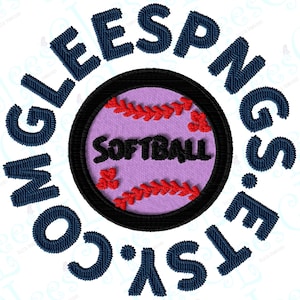 Può includere: Un design circolare con una palla da softball con cuciture rosse su sfondo lavanda, circondato dal testo "COMGLEESPNGS.ETSY.CO" in blu navy. La parola "SOFTBALL" è in nero.